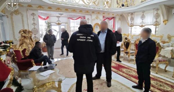 Ford Mustang і Mercedes за мільйони: депутата Берегівської райради підозрюють у брехні в декларації