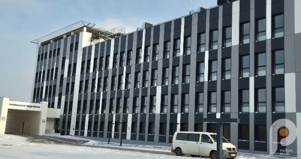 Центральний вхід реабілітаційного корпусу Рівненського обласного клінічного госпіталю