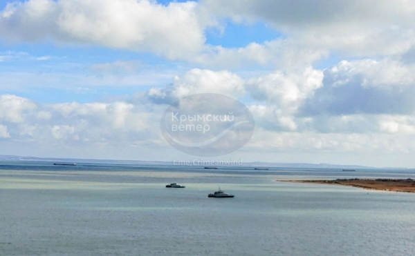 Керченський міст охороняють три катери та корабель ФСБ - соцмережі1