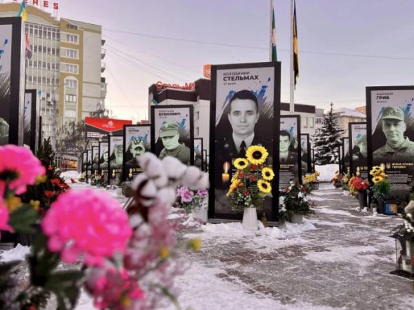 На Майдані Незалежності в Рівному відновили портрети полеглих героїв України1
