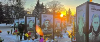 На Майдані Незалежності в Рівному відновили портрети полеглих героїв України