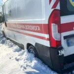 На Володимирщині «швидка» з хворим застрягла у снігу: на допомогу прийшли рятувальники