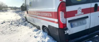 На Володимирщині «швидка» з хворим застрягла у снігу: на допомогу прийшли рятувальники