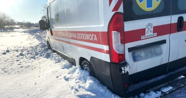 На Володимирщині «швидка» з хворим застрягла у снігу