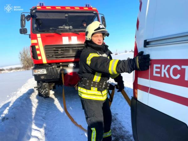 На Володимирщині «швидка» з хворим застрягла у снігу: на допомогу прийшли рятувальники1