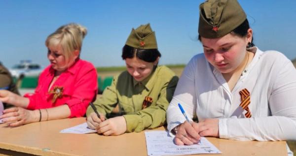 Пропагандистське фото окупантів Пропагандистське фото окупантів