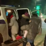 Патрульні Луцька врятували сімейний день: зігріли дітей і швидко замінили пробите колесо