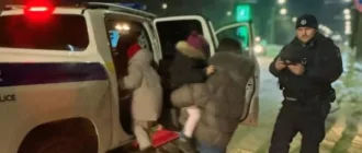 Патрульні Луцька врятували сімейний день: зігріли дітей і швидко замінили пробите колесо