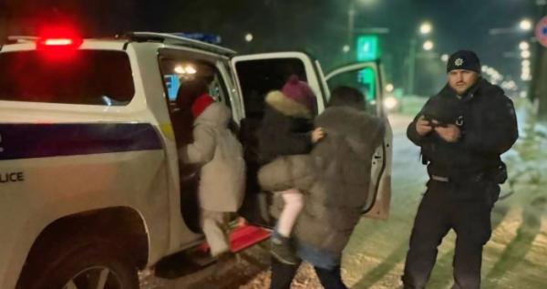 Патрульні Луцька врятували сімейний день: зігріли дітей і швидко замінили пробите колесо