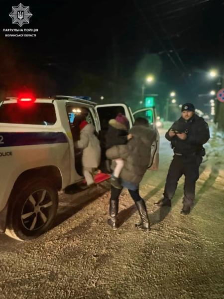 Патрульні Луцька врятували сімейний день: зігріли дітей і швидко замінили пробите колесо1