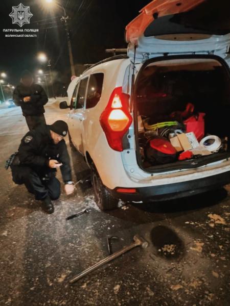 Патрульні Луцька врятували сімейний день: зігріли дітей і швидко замінили пробите колесо2