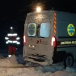 Поблизу Білятич автомобіль швидкої допомоги потрапив у снігову пастку