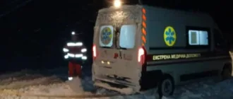 Поблизу Білятич автомобіль швидкої допомоги потрапив у снігову пастку