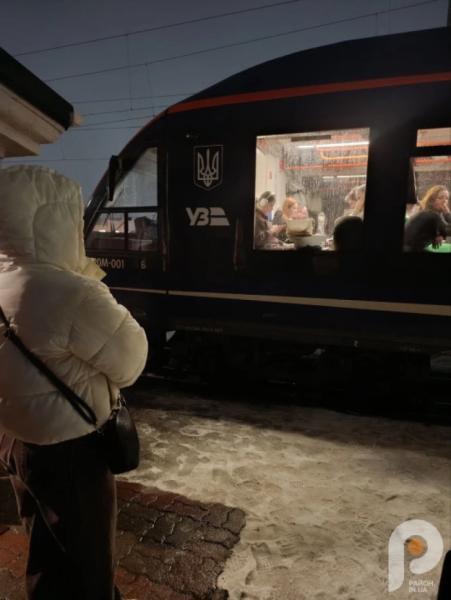 Прибуття і відправлення нового поїзда Львів – Рокитне-Волинське у Ковелі2