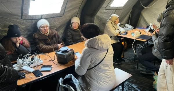 Містяни гріються у Пункті незламності / ДСНС Рівненщини