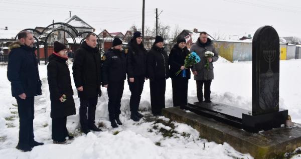 У Міжнародний день пам’яті жертв Голокосту в Дубні поклали квіти на місцях масових розстрілів та вшанували загиблих хвилиною мовчання.