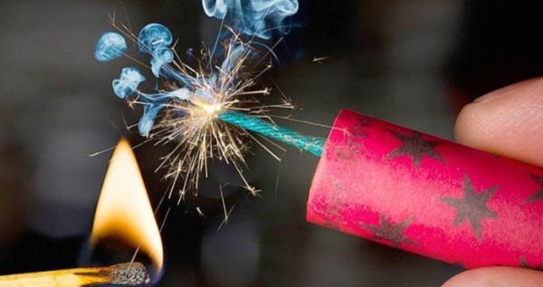 У Луцьку молодик посеред ночі кидав петарди з вікна багатоповерхівки У Луцьку молодик посеред ночі кидав петарди з вікна багатоповерхівки