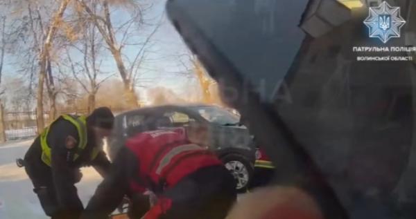 У Луцьку патрульні та медики врятували жінку, яка намагалася вчинити самогубство