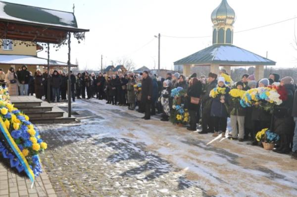 У Луцьку в останню дорогу провели захисника України Вадима Кравчука11