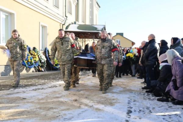 У Луцьку в останню дорогу провели захисника України Вадима Кравчука6