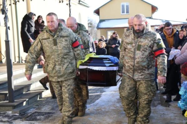 У Луцьку в останню дорогу провели захисника України Вадима Кравчука8