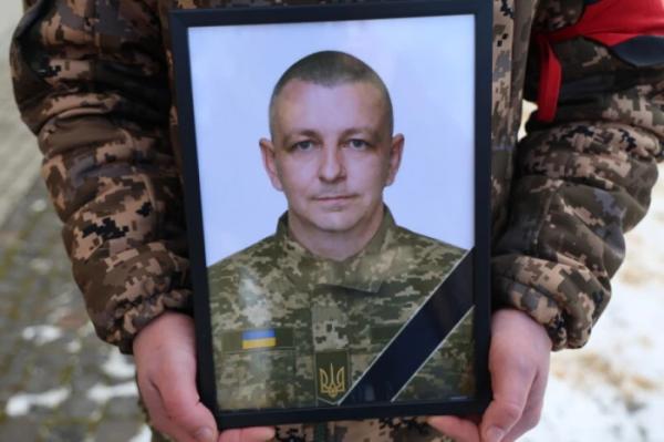 У Луцьку в останню дорогу провели захисника України Вадима Кравчука32