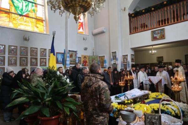 У Луцьку в останню дорогу провели захисника України Вадима Кравчука22