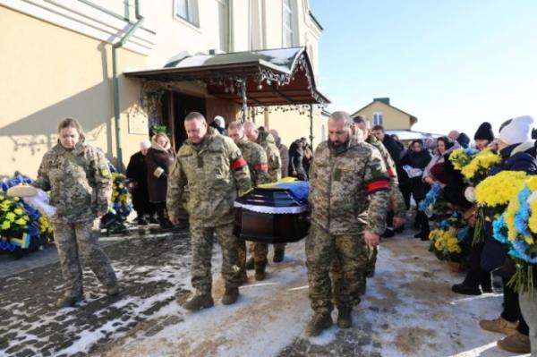 У Луцьку в останню дорогу провели захисника України Вадима Кравчука7