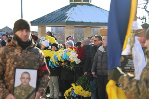 У Луцьку в останню дорогу провели захисника України Вадима Кравчука12