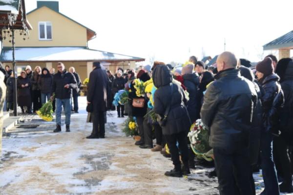 У Луцьку в останню дорогу провели захисника України Вадима Кравчука15