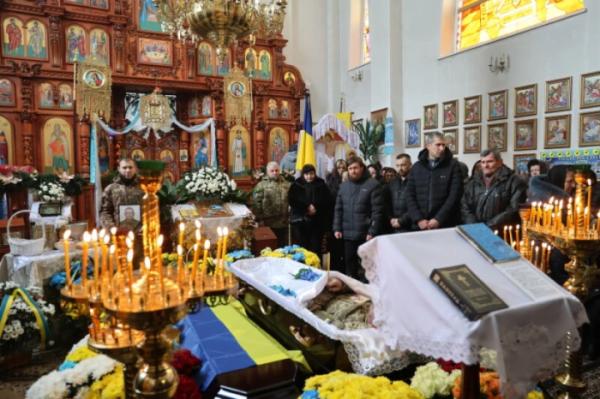 У Луцьку в останню дорогу провели захисника України Вадима Кравчука30