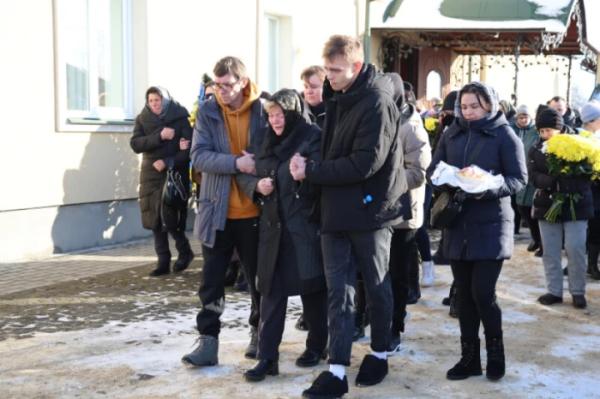 У Луцьку в останню дорогу провели захисника України Вадима Кравчука5