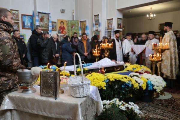 У Луцьку в останню дорогу провели захисника України Вадима Кравчука24