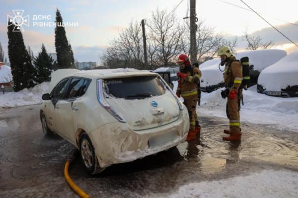 У Рівному рятувальники ліквідували загорання електромобіля Nissan Leaf2