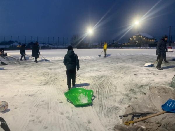 У Рожищі батьки й тренери вийшли чистити сніг на футбольному полі, щоб діти могли тренуватися3