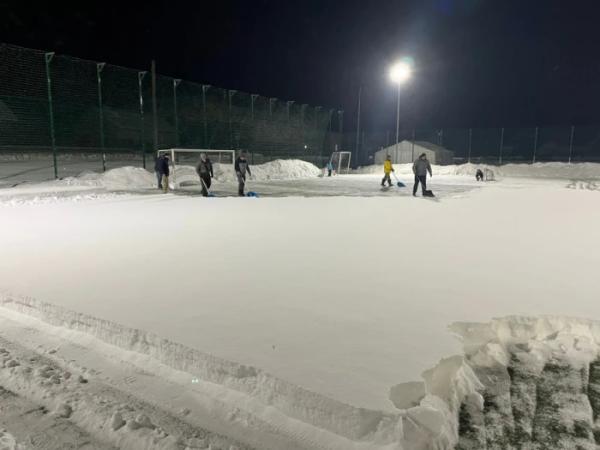 У Рожищі батьки й тренери вийшли чистити сніг на футбольному полі, щоб діти могли тренуватися1