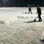 У Рожищі батьки й тренери вийшли чистити сніг на футбольному полі, щоб діти могли тренуватися