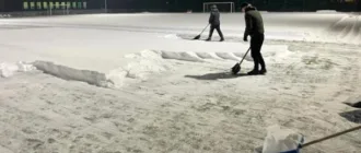 У Рожищі батьки й тренери вийшли чистити сніг на футбольному полі, щоб діти могли тренуватися