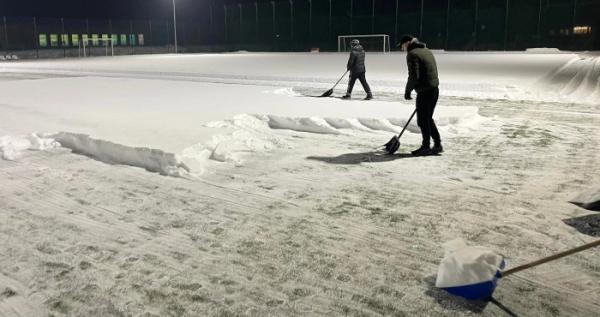 У Рожищі батьки й тренери вийшли чистити сніг на футбольному полі