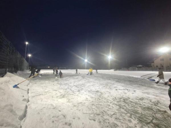 У Рожищі батьки й тренери вийшли чистити сніг на футбольному полі, щоб діти могли тренуватися2