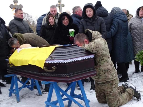 У Турійську попрощалися із захисником Олександр Євтушком35