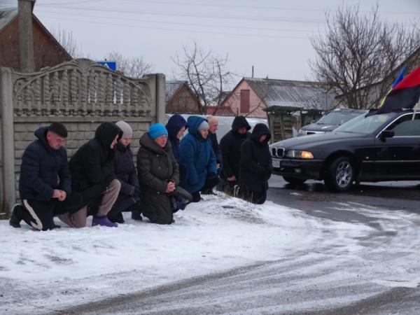 У Турійську попрощалися із захисником Олександр Євтушком25