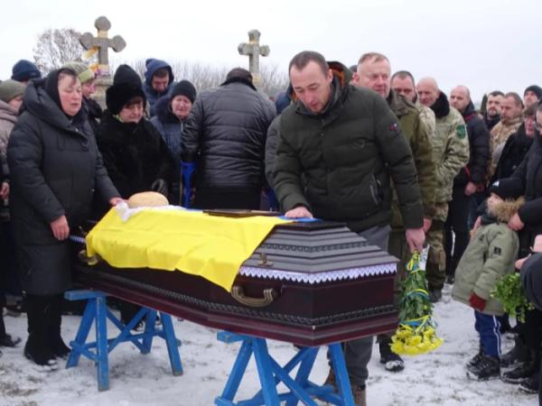 У Турійську попрощалися із захисником Олександр Євтушком41