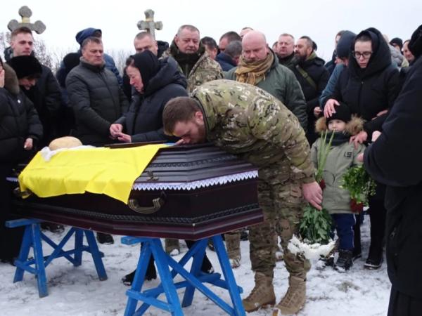 У Турійську попрощалися із захисником Олександр Євтушком37