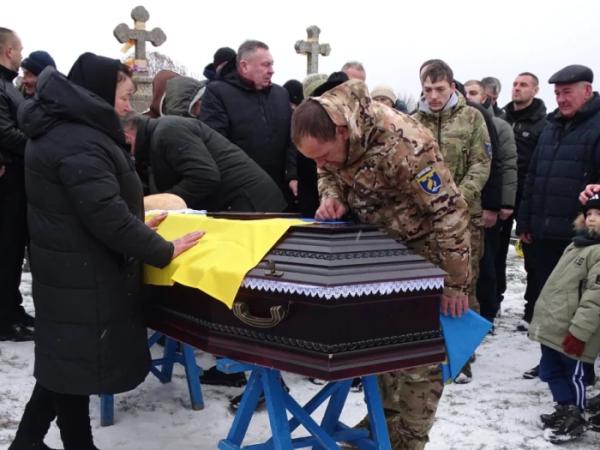 У Турійську попрощалися із захисником Олександр Євтушком42