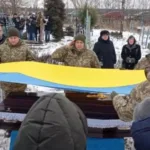 Залишилися дочки та внуки: на Острожчині похоронили воїна Віктора Омельченка
