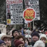 Масштабний протест у Чехії: десяти тисяч людей вийшли на підтримку президента Павела