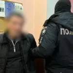 У готелі в центрі Одеси група осіб увірвалася в номер до чоловіка: його побили, пригрозили пістолетом та пограбували