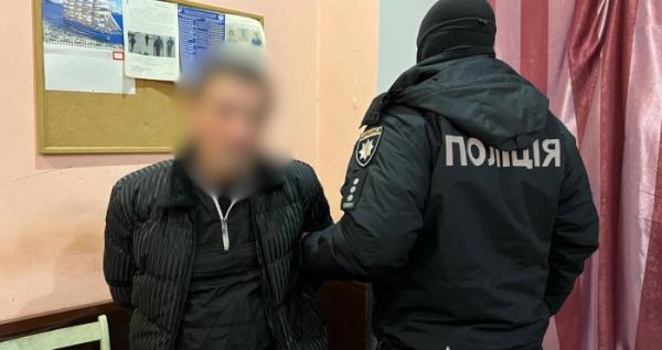 У готелі в центрі Одеси група осіб увірвалася в номер до чоловіка: його побили, пригрозили пістолетом та пограбували У готелі в центрі Одеси група осіб увірвалася в номер до чоловіка: його побили, пригрозили пістолетом та пограбували