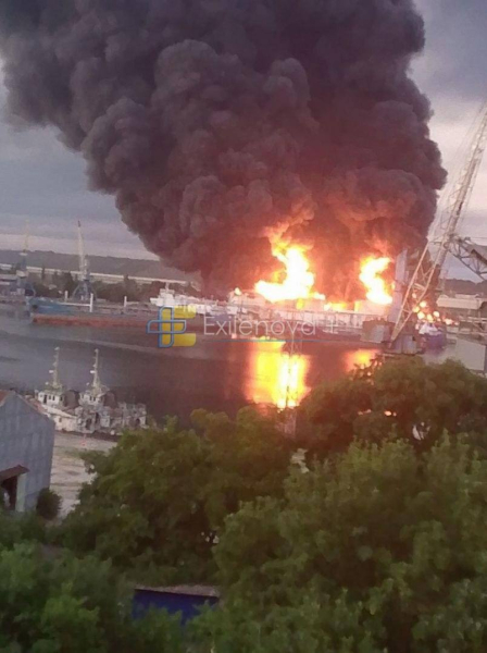 В окупованій Керчі палає нафтобаза. Пожежу також зафіксували в порту «Кавказ»0